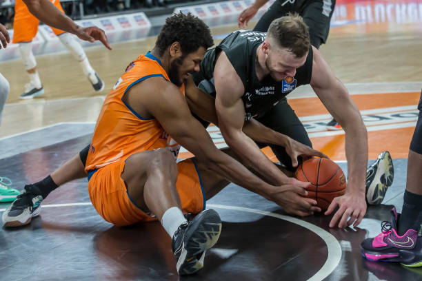 的灯光下 的灯光下